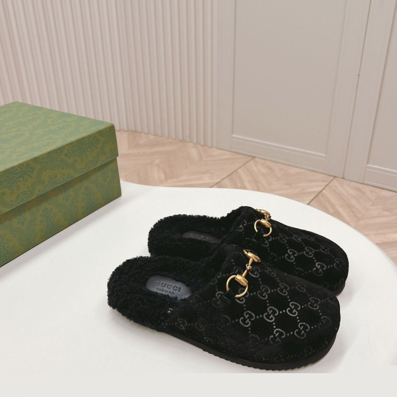 G*u*i slippers